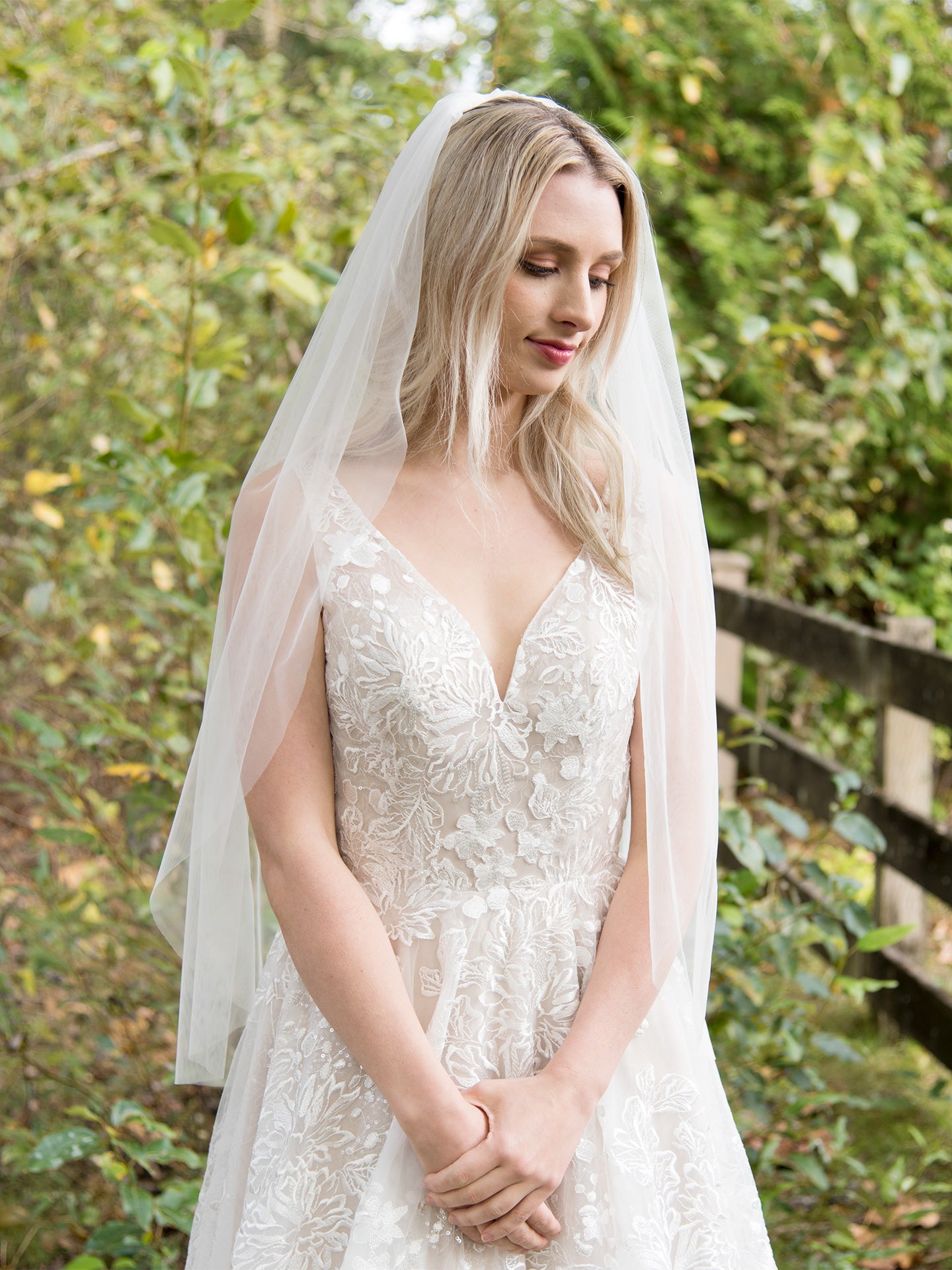 http://www.tulipbridal.com/cdn/shop/files/wedding-veil-V101-front.jpg?v=1694939802