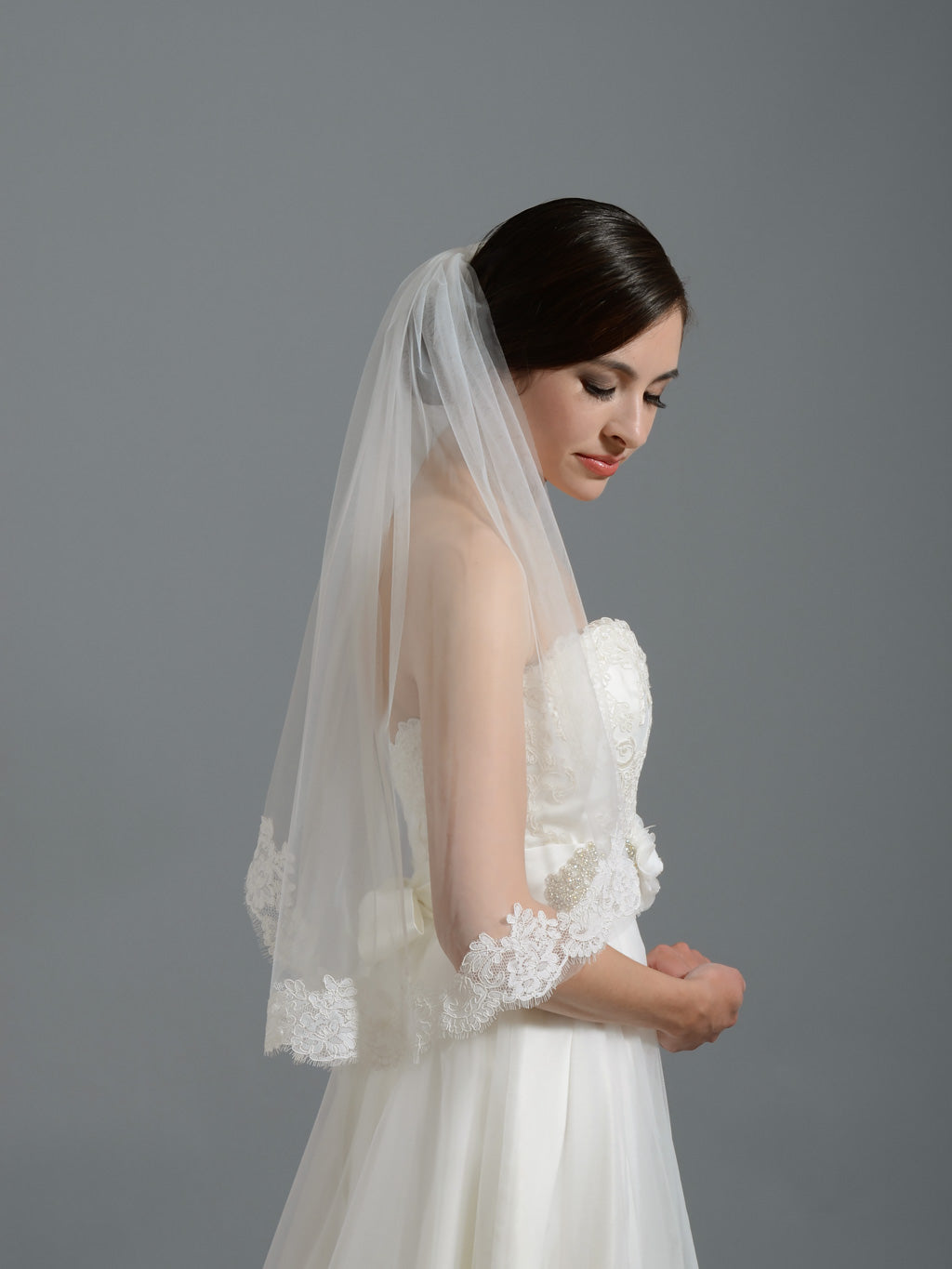 Короткое свадебное платье и длинная фата
