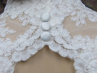 Sleeveless bridal keyhole back alencon lace bolero