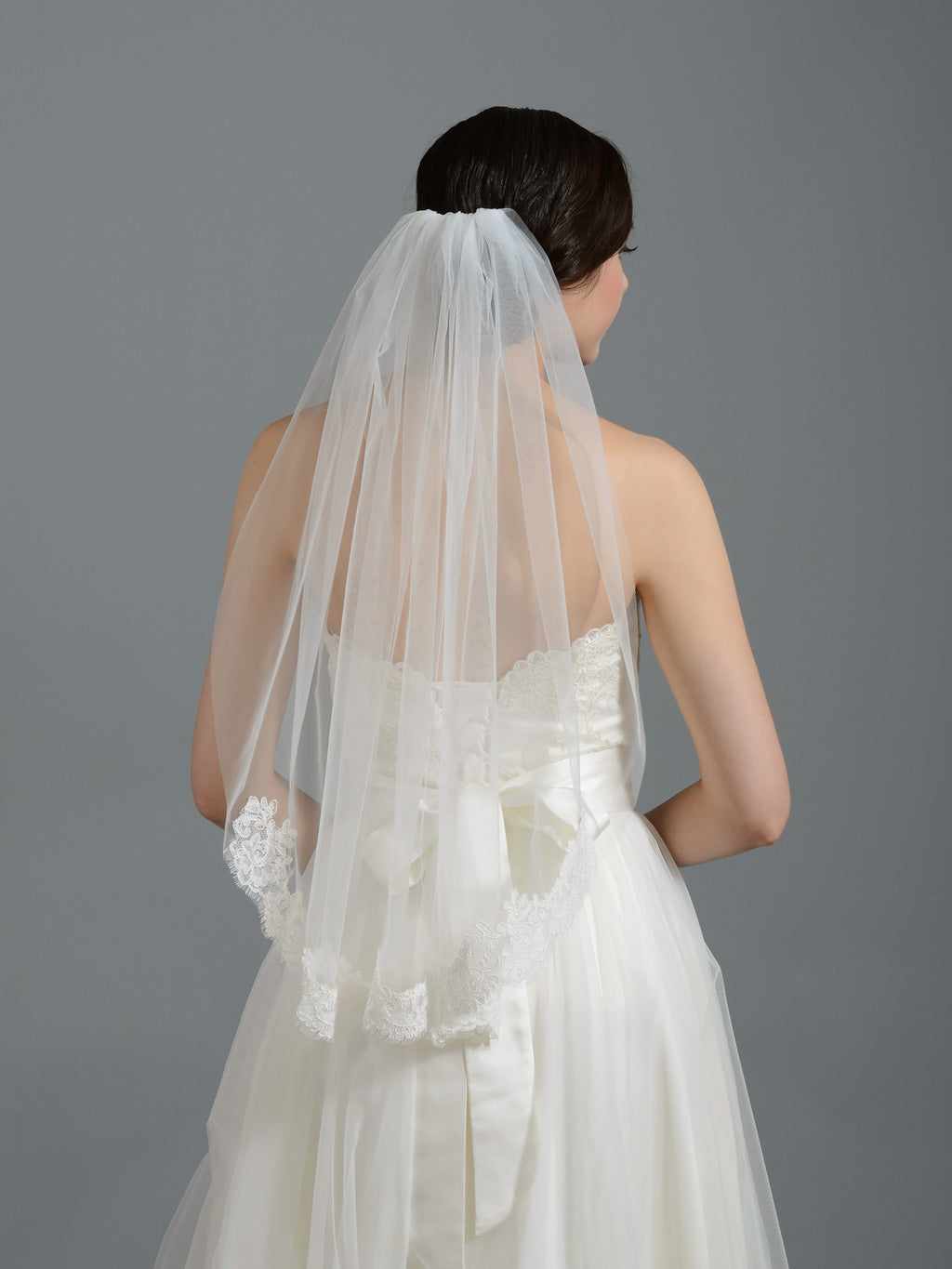 https://www.tulipbridal.com/cdn/shop/products/wedding-veil-050-back.jpg?v=1691384566&width=1445